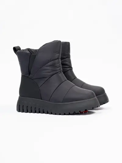 Дутики черного цвета на средней рельефной подошве с ситемой антигололёд